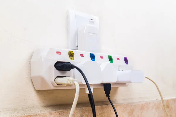 Handige meerdere elektriciteit stekkers aangesloten op multi-adapter — Stockfoto