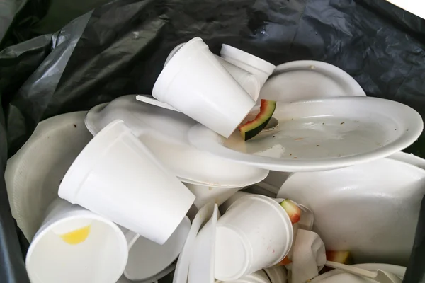 Экологические неблагоприятные утилизированные пенопласты и чашки в г — стоковое фото