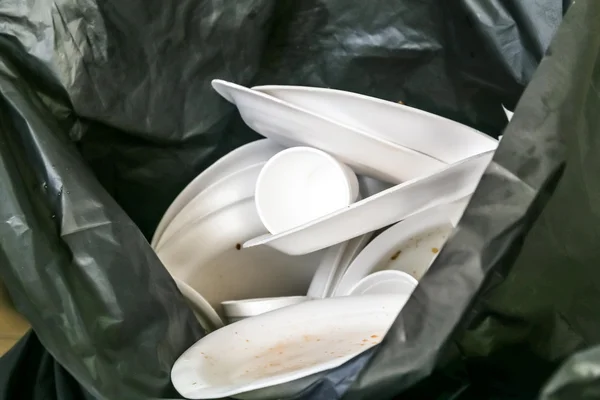 Ambientales hostiles dispuestos styrofoam las placas y las tazas en g — Foto de Stock