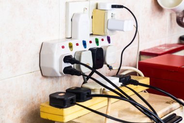 Bağdaştırıcı riski aşırı ve dange birden çok elektrik fişleri
