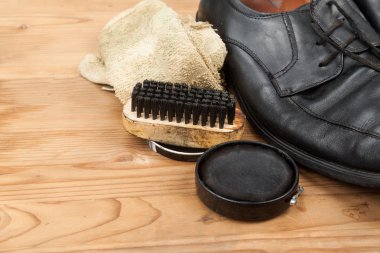 Ayakkabı boyasıyla fırça, kumaş ve ahşap platf üzerinde yıpranmış erkek ayakkabıları