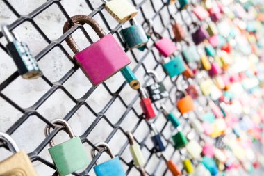 Seçici odak ön plan adlı boş bir kilit ile çit kavramı üzerinde birçok aşk kilitleri