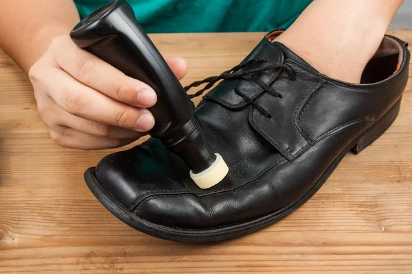 Persona de pulido y restauración desgastado zapato con zapato líquido po — Foto de Stock