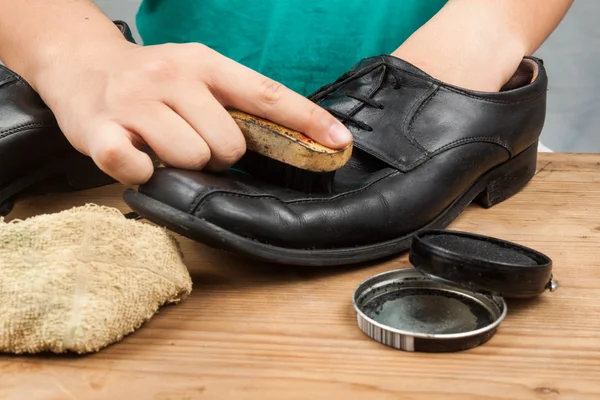 Person poliert und restauriert abgenutzte Männer formale Schuhe — Stockfoto