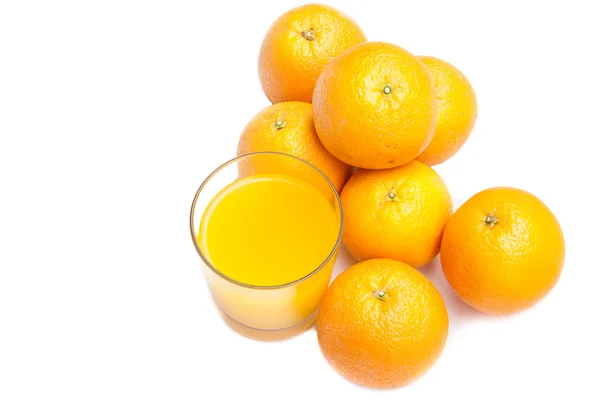Zumo de naranja mareado de tableta efervescente con naranjas al fondo —  Fotos de Stock