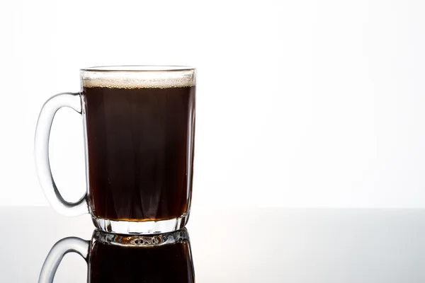 白を透明なガラスでさわやかな氷冷ブラック コーヒー フラッシュ左 — ストック写真