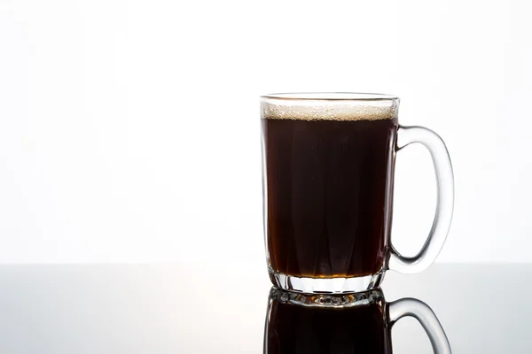 Освіжаюча холодна чорна кава в прозорому склі — стокове фото
