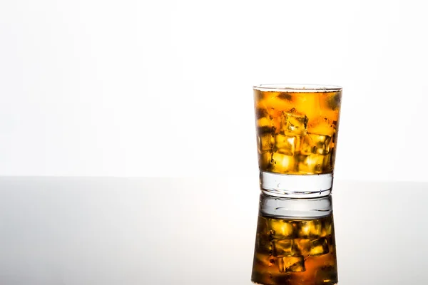 Café gelado refrescante com leite em vidro transparente — Fotografia de Stock