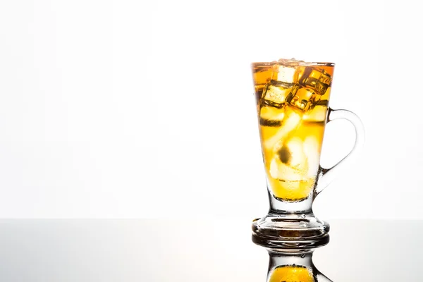 Refreshing ice cold brewed tea in transparent glass — Stock Photo, Image