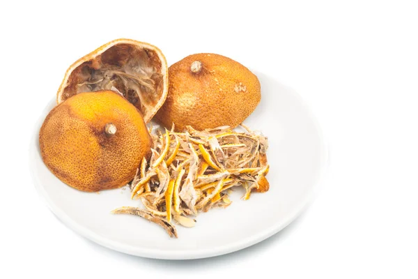 Kulit jeruk lemon kering di piring dengan latar belakang putih — Stok Foto