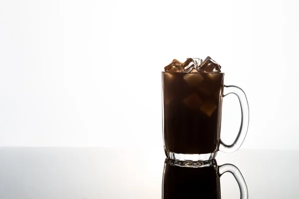 Uppfriskande ice cold svart färgade dryck i genomskinligt glas — Stockfoto