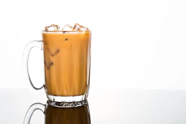 Erfrischender eiskalter Kaffee mit Milch in transparentem Glas auf weißem Hintergrund — Stockfoto