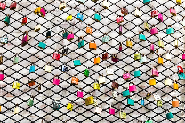 Many love locks on fence concept with selective focus on a blank lock at foreground — Stock Photo, Image