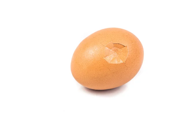 Huevo con cáscara de huevo agrietada aislado en blanco . — Foto de Stock