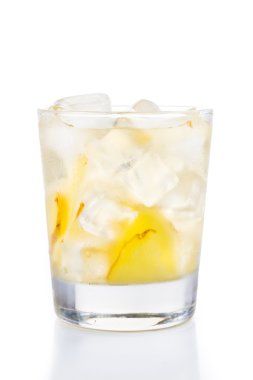 Dikey biçimde şeffaf cam canlandırıcı buz soğuk zencefil çayı