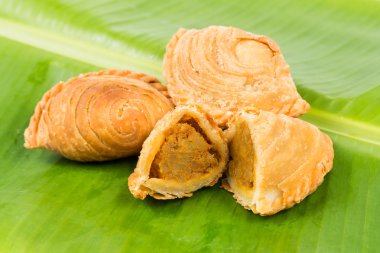Muz Yaprak üzerinde patates dolguları ile lezzetli köri puffs