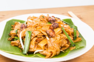 Muz Yaprak üzerinde sade basit Çince karakter Kway Teow veya kızarmış Noodle