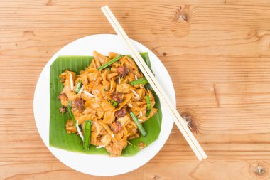 Muz Yaprak üzerinde sade basit Çince karakter Kway Teow veya kızarmış Noodle