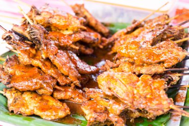 Izgara tavuk veya halk ayam percik, sokak çarşı Oruç Ramazan ayı boyunca iftar için hazırlık olarak bilinen