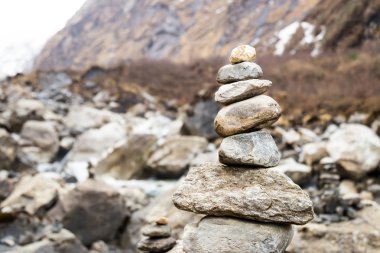 İz Annapurna, Nepal dağlara hiking boyunca Stupa taklit Zen rock düzenleme