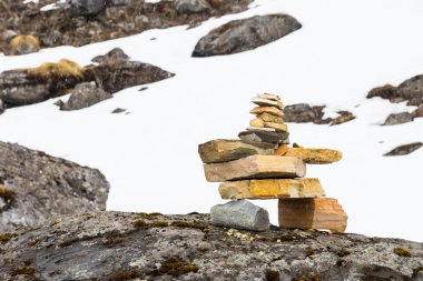 İz Annapurna, Nepal dağlara hiking boyunca Stupa taklit Zen rock düzenleme