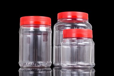 Üç yarı saydam plastik Pvc kavanoz siyah izole kırmızı kapaklı