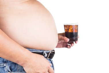 Büyük göbek gazlı soda bir bardak tutan adamla