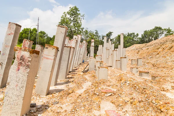 Fundación apilar columnas de hormigón losas en el sitio de construcción —  Fotos de Stock