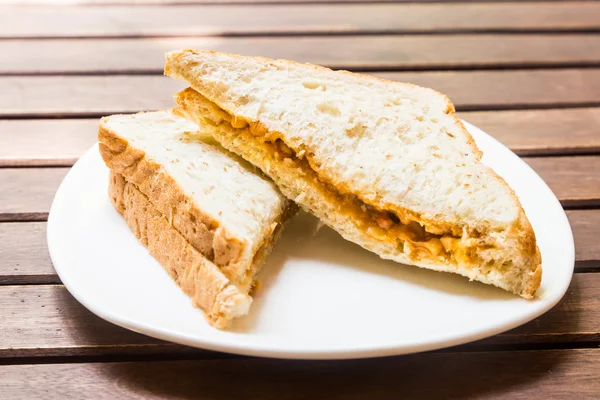 Läckra och näringsrika fullkorn smörgås bröd serveras på tallrik — Stockfoto
