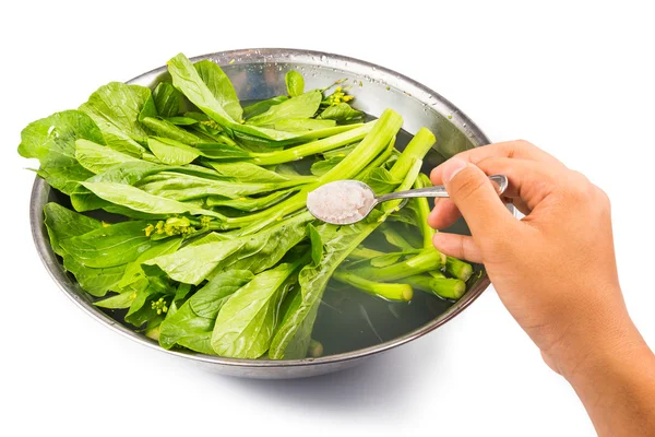 Soak vegetable with salt to remove pesticides residues from vegetables — Stock Photo, Image