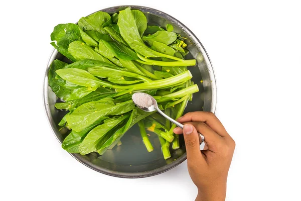 Gemüse mit Salz einweichen, um Pestizidrückstände aus Gemüse zu entfernen — Stockfoto