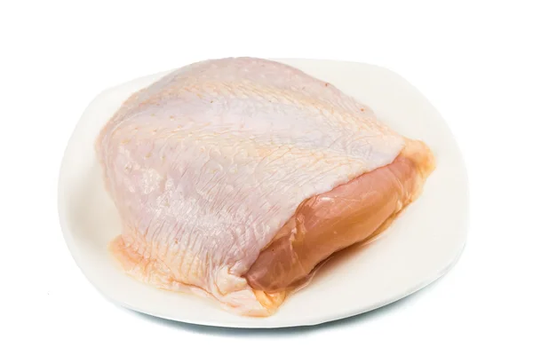Свежее куриное грудное мясо с кожей на тарелке — стоковое фото