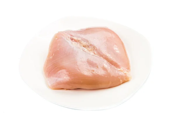 Corazón en forma de carne de pechuga de pollo sin piel en un plato — Foto de Stock