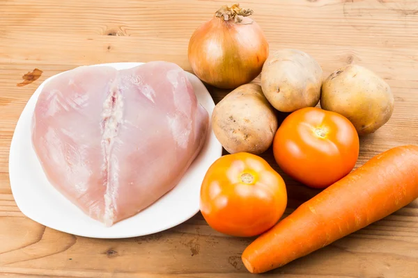 Ingredientes para hervir doble papas chinas, zanahorias, sopa de tomates en la mesa de madera —  Fotos de Stock