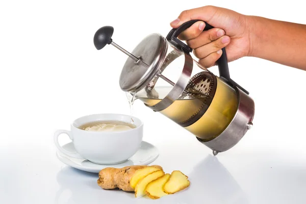 Main versant du thé au gingembre chaud dans une tasse à partir d'un bocal filtre — Photo