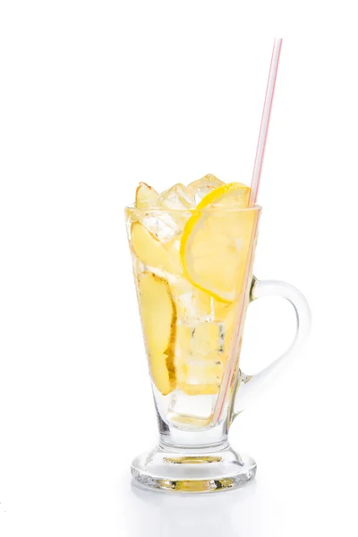 Refreshing ice cold ginger tea with lemon in transparent glass in vertical format — Stock Photo, Image