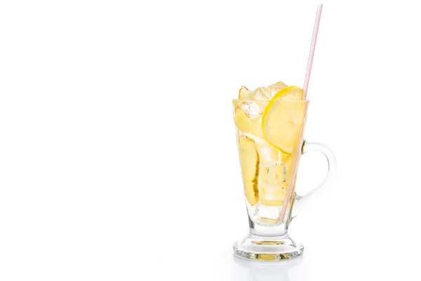 Refreshing ice cold ginger lemon tea in transparent glass — Stock Photo, Image