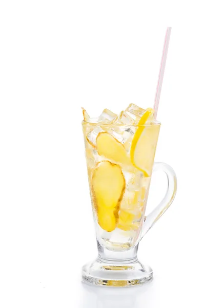 Refreshing ice cold ginger lemon tea in transparent glass in vertical format — Stock Photo, Image