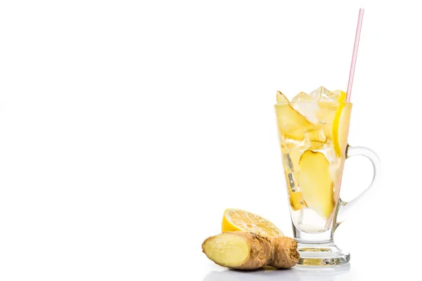 Refreshing ice cold ginger tea in transparent glass — Stock Photo, Image