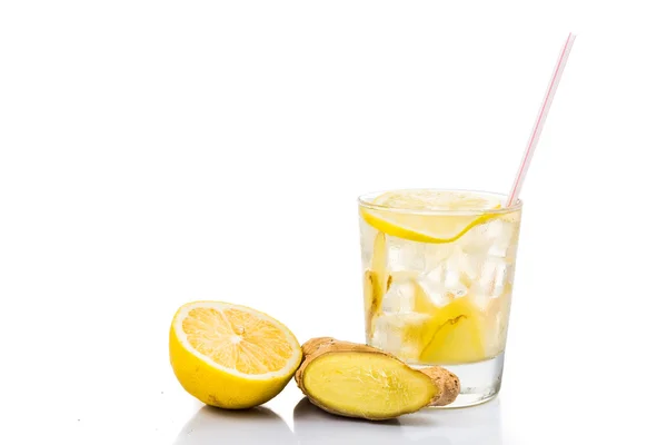 Refrescante té de jengibre helado en vidrio transparente — Foto de Stock