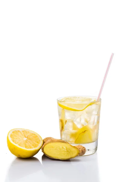 Refreshing ice cold ginger tea in transparent glass — Stock Photo, Image