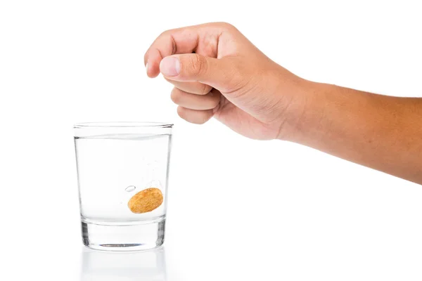 Serie de dedos que dejan caer la tableta efervescente de vitamina C en un vaso de agua — Foto de Stock