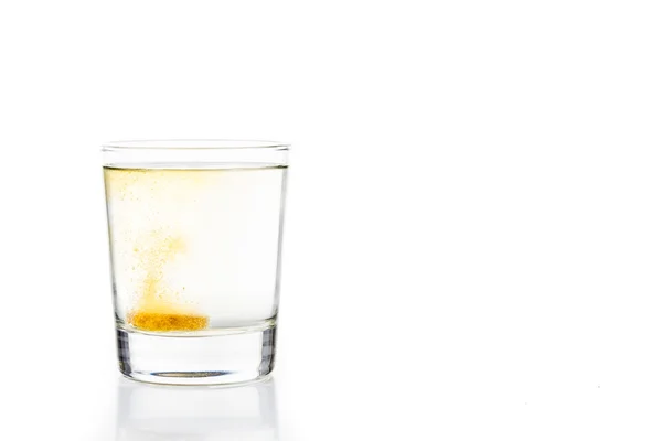 Серія ефективних вітамінних таблеток С у склянці води — стокове фото