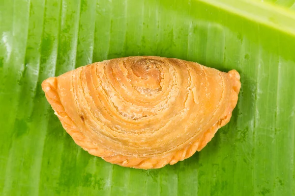 Deliciosas bolitas de curry con rellenos de papas en hoja de plátano —  Fotos de Stock