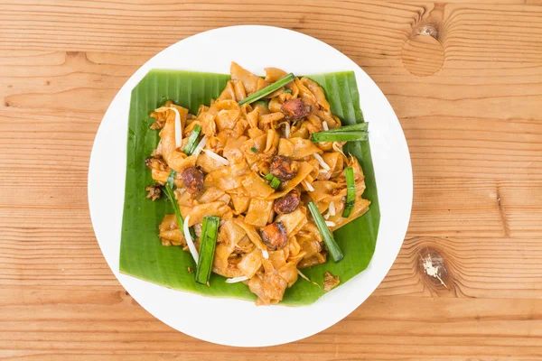 No frills simple Chinese Char Kway Teow or Fried Noodle on banana leaf — Stock Photo, Image