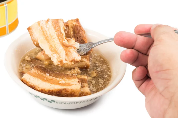 Tangan menyendok daging babi dengan lapisan lemak yang tidak sehat dari makanan kaleng — Stok Foto