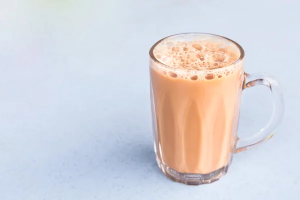 Teh dengan susu atau dikenal sebagai Teh Tarik di Malaysia — Stok Foto