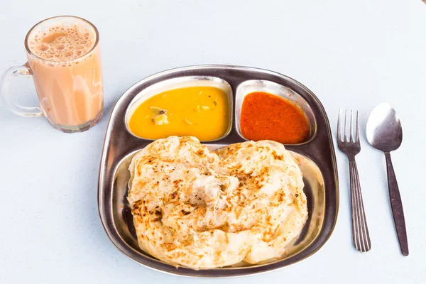 Roti Prata atau Roti Canai, roti India tradisional yang disajikan dengan kari. Teh tarik atau teh dengan susu berjalan dengan baik dengan makanan — Stok Foto