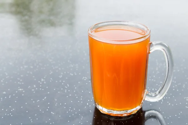 Chá preto acabado de fazer em caneca de vidro, popularmente conhecido como Teh O na Malásia — Fotografia de Stock