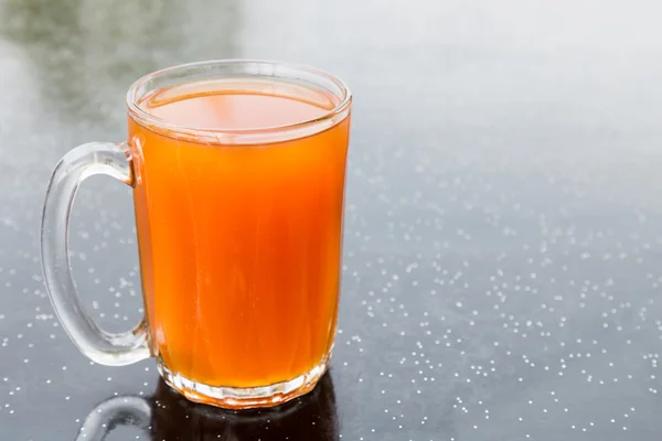 Vers gebrouwen zwarte thee in glazen mok, de volksmond bekend als Teh O in Maleisië — Stockfoto
